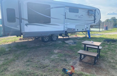 Burnet Alquiler De RV | Cozy Camper at Container City on the backside of Spider Mountain