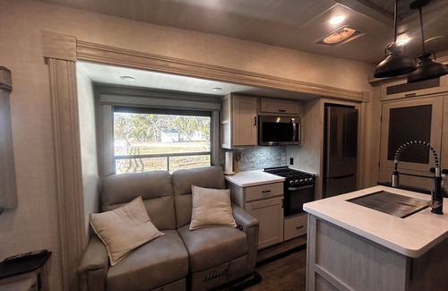 Yulee Alquiler De RV | Cozy Camper on a mini farm with marsh front views!