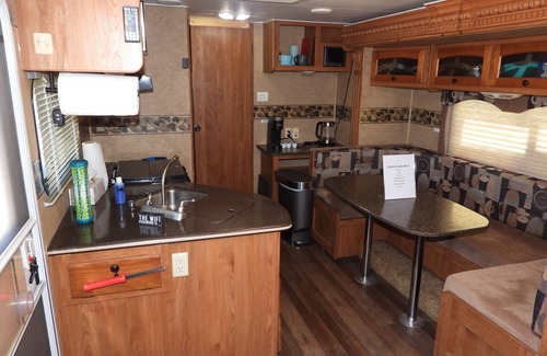 Bastrop Alquiler De RV | Cozy Camper/RV: Hot tub available