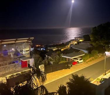 Camps Bay Chalet De Esquí | Cozy Camps Bay House with mountain and sea view