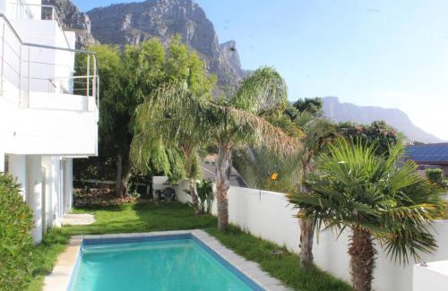Camps Bay Chalet De Esquí | Cozy Camps Bay House with mountain and sea view