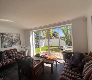 Camps Bay Chalet De Esquí | Cozy Camps Bay House with mountain and sea view