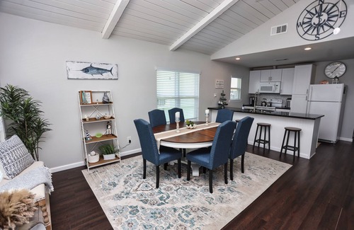Galveston Casa | Cozy Canal home 2 minutes from the Beach and fishing in the backyard.