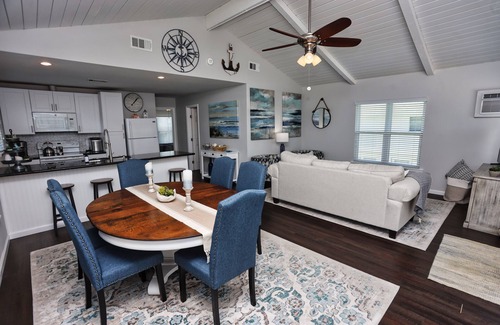 Galveston Casa | Cozy Canal home 2 minutes from the Beach and fishing in the backyard.