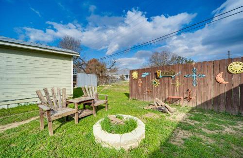 Canyon Lake Casa | Cozy Canyon Lake Cottage Rental with Private Hot Tub
