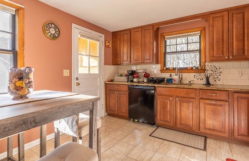 New Britain Casa | Cozy Cape Close to Farmington, Plainville & Downtown New Britain