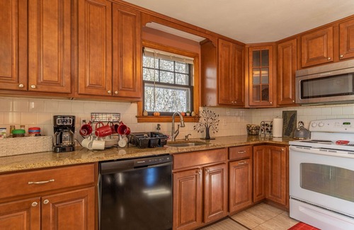 New Britain Casa | Cozy Cape Close to Farmington, Plainville & Downtown New Britain