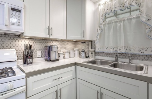 Hyannis Cabaña | Cozy Cape Cod Cottage < 2 Mi to Beach!