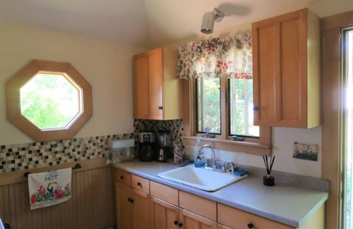 Hyannis Casa | COZY CAPE COTTAGE ON THE POND!