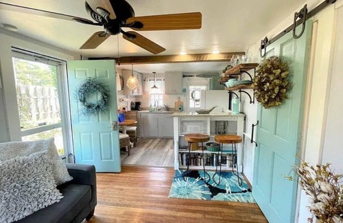 Dennis Port Cabaña | Cozy cape retreat with huge yard and deck
