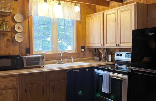 Carrabassett Valley Cabina | Cozy Carrabassett Cabin - less than 2 miles to Sugarloaf Mountain!