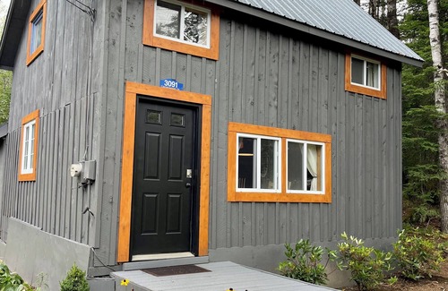 Carrabassett Valley Cabina | Cozy Carrabassett Cabin - less than 2 miles to Sugarloaf Mountain!