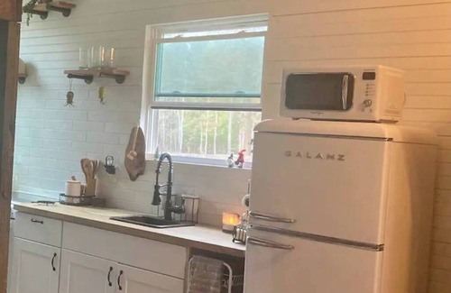Conway Cabaña | Cozy Carriage House in Conway with Private Hot Tub
