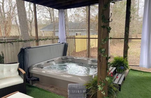 Conway Cabaña | Cozy Carriage House in Conway with Private Hot Tub
