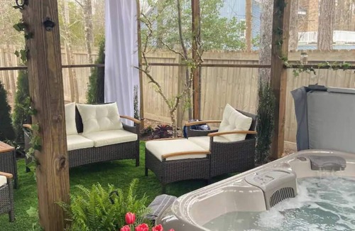 Conway Cabaña | Cozy Carriage House in Conway with Private Hot Tub