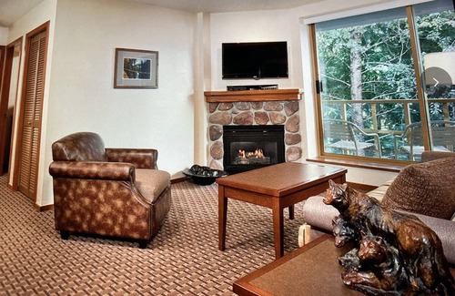 Whistler Cay Heights Condominio | Cozy Cascade Lodge is moments away from your ski lift or the charm of town.