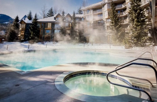 Whistler Cay Heights Condominio | Cozy Cascade Lodge is moments away from your ski lift or the charm of town.