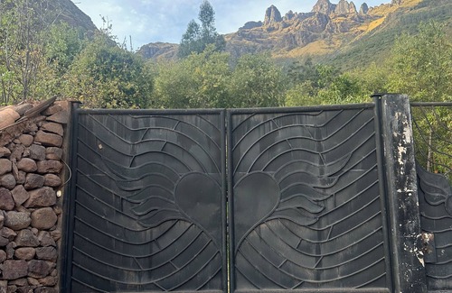 Huaran Chalet De Esquí | Cozy Casita in the Sacred Valley. Breathtaking waterfall and mountains view!