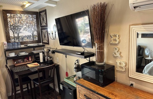 East Mesa Apartamento | Cozy Casita in the Uplands Area of North East Mesa. Mountain and desert views.