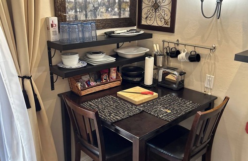 East Mesa Apartamento | Cozy Casita in the Uplands Area of North East Mesa. Mountain and desert views.