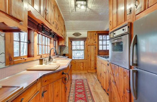 Smallwood Cabaña | Cozy Catskills Cottage: Creekside Deck & Fire Pit