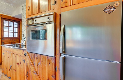 Smallwood Cabaña | Cozy Catskills Cottage: Creekside Deck & Fire Pit
