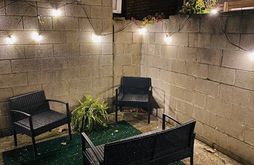 Center City Apartamento | Cozy -Center of Attention- w/fireplace, free laundry & full kitchen