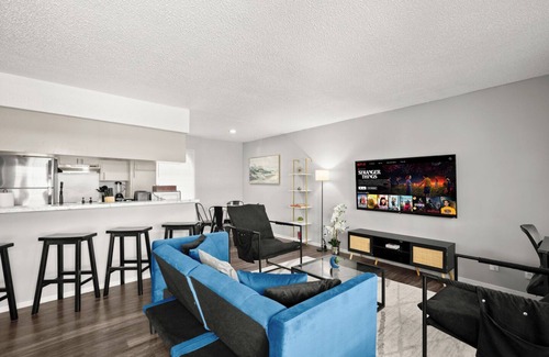 North University Apartamento | Cozy & Central ~ UT/Moody ~ Pool ~ Parking ~ WiFi