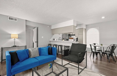 North University Apartamento | Cozy & Central ~ UT/Moody ~ Pool ~ Parking ~ WiFi