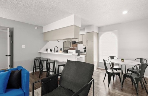North University Apartamento | Cozy & Central ~ UT/Moody ~ Pool ~ Parking ~ WiFi