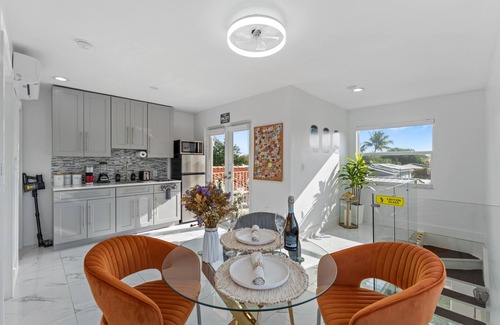 Miami Springs Apartamento | Cozy, Centric, Private & Spacious 1/1 Guest House w/ AC & WiFi in Miami Springs
