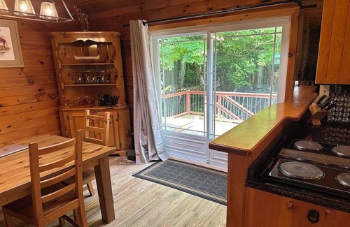 The Blue Mountains Chalet De Esquí | Cozy chalet, minutes from Blue Mountain, wood-burning stove, fully renovated.