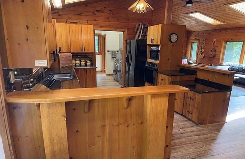 The Blue Mountains Chalet De Esquí | Cozy chalet, minutes from Blue Mountain, wood-burning stove, fully renovated.