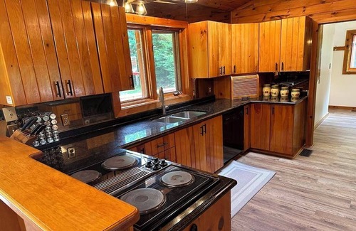 The Blue Mountains Chalet De Esquí | Cozy chalet, minutes from Blue Mountain, wood-burning stove, fully renovated.