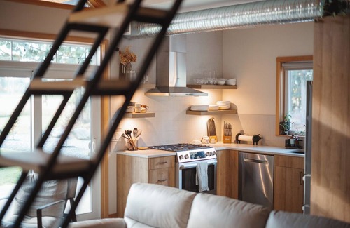 British Columbia Interior Chalet De Esquí | Cozy chalet among the cedars. Enjoy a quiet retreat near town and attractions!