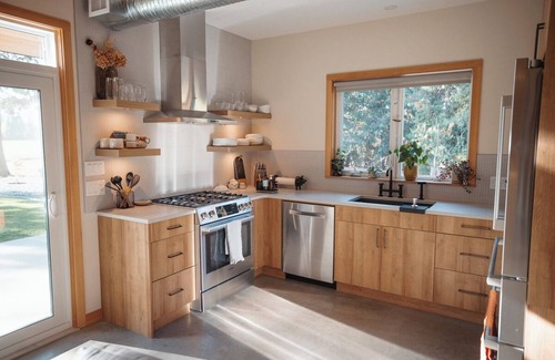 British Columbia Interior Chalet De Esquí | Cozy chalet among the cedars. Enjoy a quiet retreat near town and attractions!