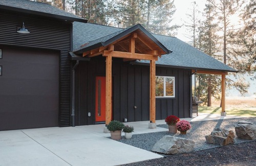 British Columbia Interior Chalet De Esquí | Cozy chalet among the cedars. Enjoy a quiet retreat near town and attractions!