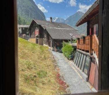 Stalden Apartamento | Cozy chalet apartment in traditional Walser house