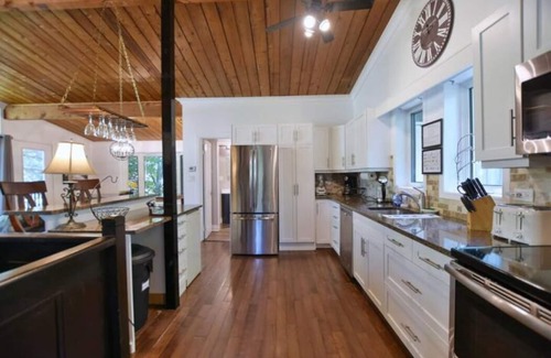 The Blue Mountains Chalet De Esquí | Cozy chalet w/heated pool, hot tub, sauna 3 min dr. to the Blue Mountain village