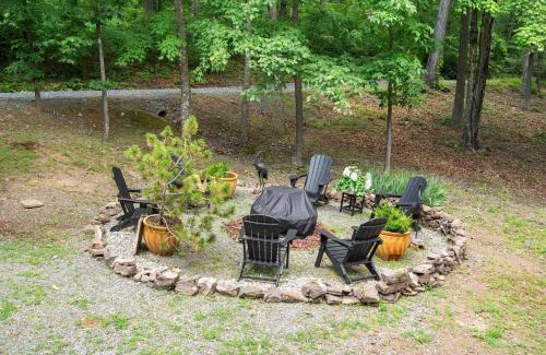 Mount Jackson Casa | Cozy Chalet w Hot Tub Loft Fire Pit & Grill