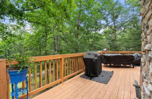 Mount Jackson Casa | Cozy Chalet w Hot Tub Loft Fire Pit & Grill