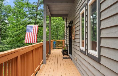 Mount Jackson Casa | Cozy Chalet w Hot Tub Loft Fire Pit & Grill