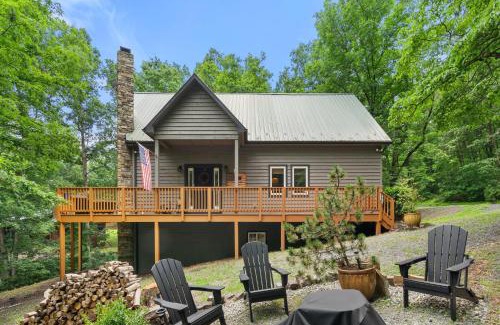 Mount Jackson Casa | Cozy Chalet w Hot Tub Loft Fire Pit & Grill