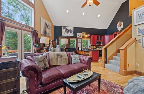 Mount Jackson Cabina | Cozy Chalet w Hot Tub, Loft, Fire Pit & Grill