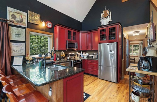 Mount Jackson Cabina | Cozy Chalet w Hot Tub, Loft, Fire Pit & Grill