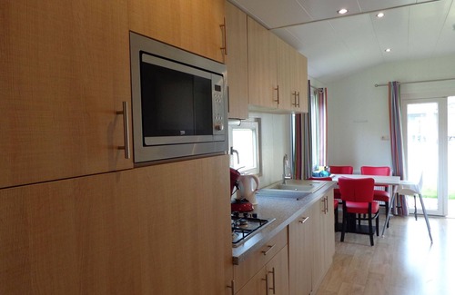 Reutum Chalet De Esquí | Acogedor chalet con lavavajillas en un parque de vacaciones en Twente