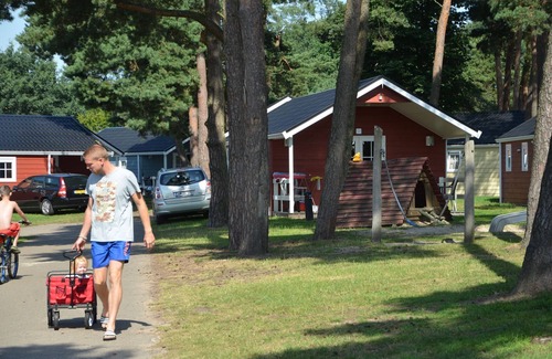 Reutum Chalet De Esquí | Acogedor chalet con lavavajillas en un parque de vacaciones en Twente
