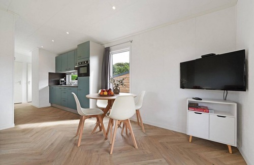 Ouddorp Casa | Cozy chalet with a veranda and spacious garden, close to the beach and dunes.