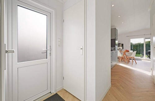 Ouddorp Casa | Cozy chalet with a veranda and spacious garden, close to the beach and dunes.