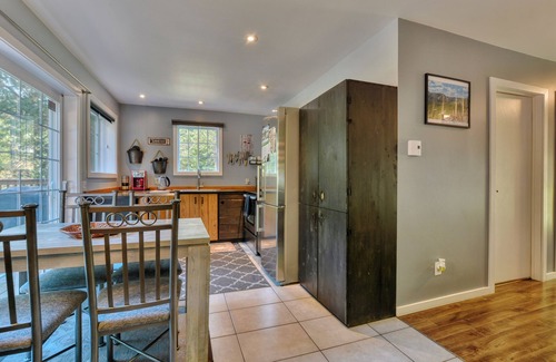 Chertsey Casa | Cozy chalet with river access, sauna & nature